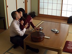 舌と舌が絡みあう愛欲の熟年不倫カップル性交4時間　サンプル画像02